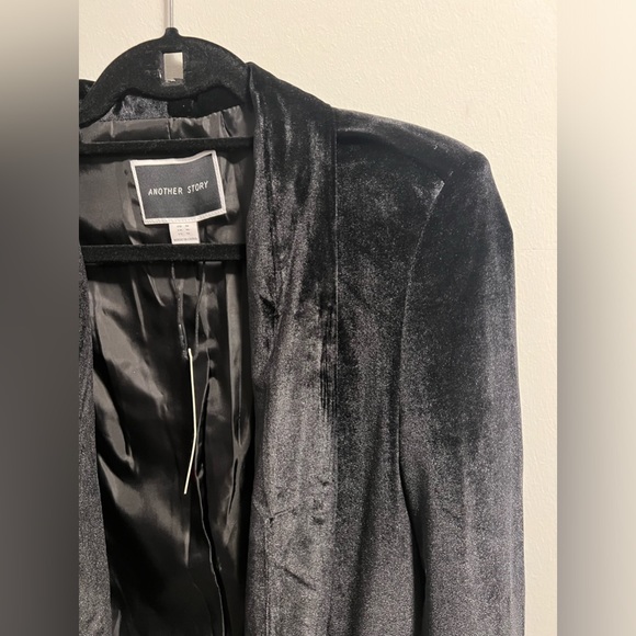Another story black velvet blazer. Size medium - Picture 4 of 4